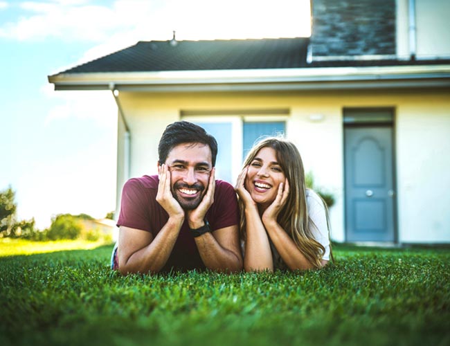 casal deitado na relva